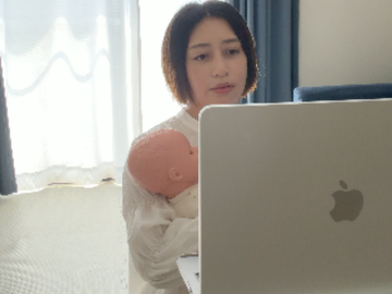 3ヶ月サポート オンラインレッスンの様子(赤ちゃんを抱っこしながら受講するママ)